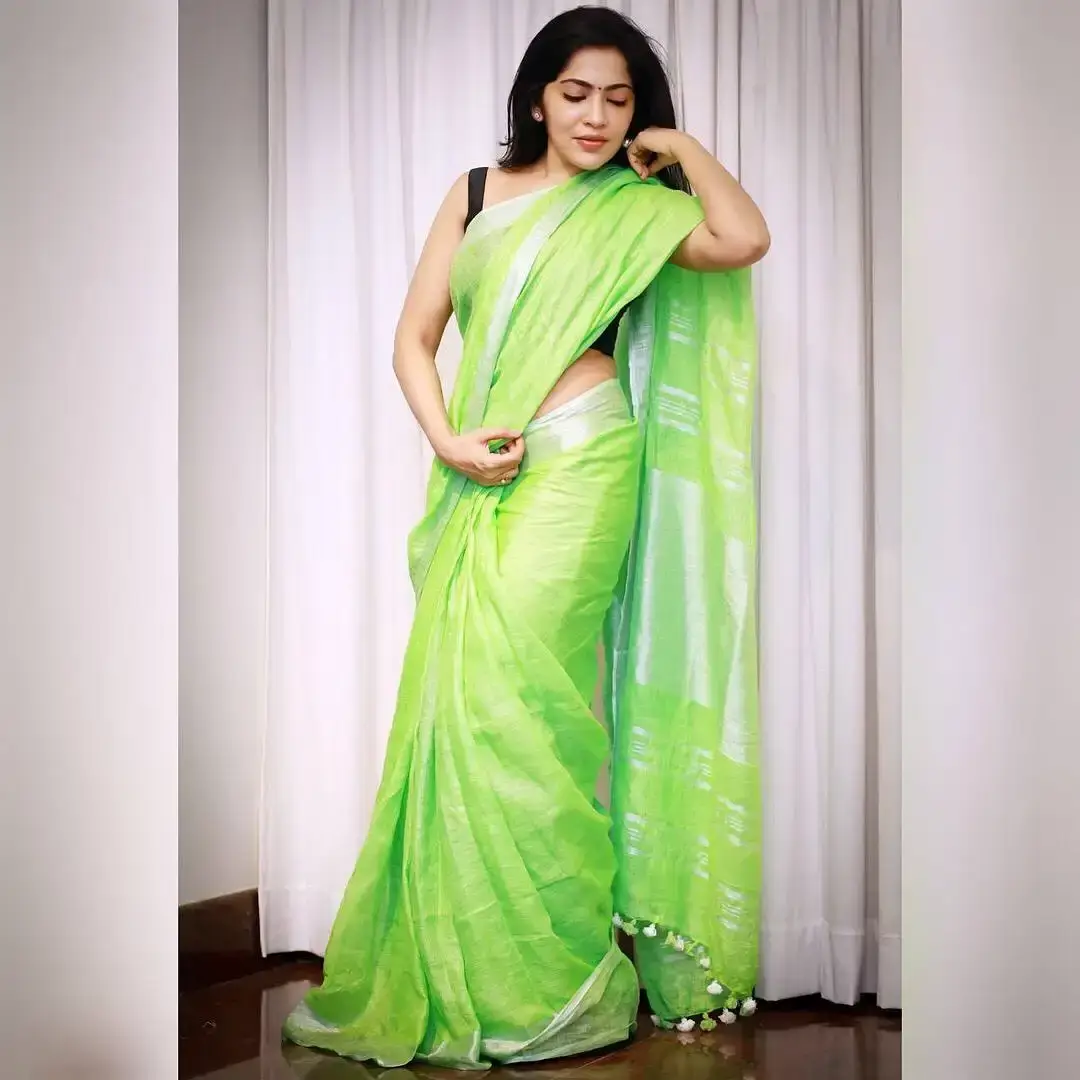 Indian TV Model Ramya Subramanian In Sleeveless Green Saree